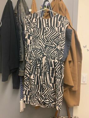 Banana Republic Black and Cream Abstract Sleeveless Dress - Size Small